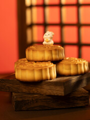 Go home to eat mooncakes during the Mid-Autumn Festival.