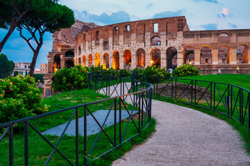 Path to Colosseum Viewpoint