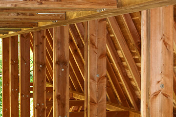 Aufwendige Holzkonstruktion in einem Dachstuhl