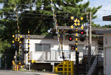鉄道の踏切。日本の駅の風景