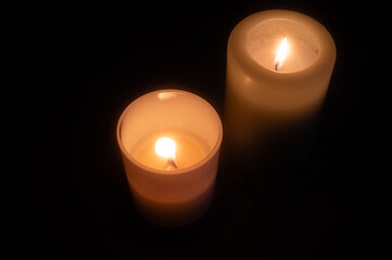 grube świece lub znicze na czarnym tle