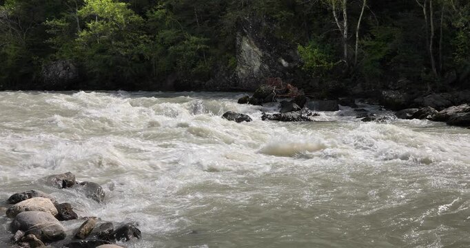 La rivi&egrave;re la Durance dans les Hautes-Alpes