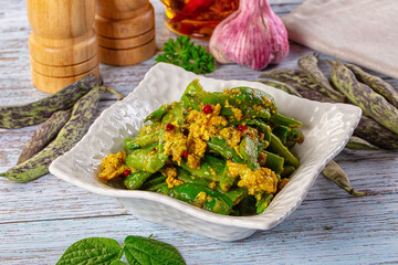 Steamed green beans with egg scramble
