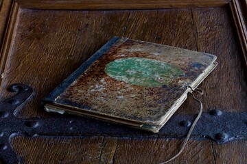 Ein altes Buch auf einer alten Truhe mit Eisenbeschlägen.