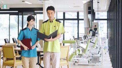 介護施設内で歩くアジア人介護士