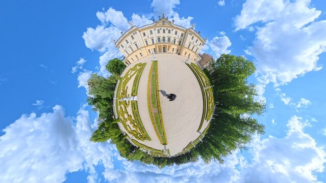 Pałac Branickich w Białymstoku w krzywym zwierciadle