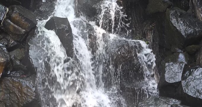 滝（佐賀県唐津市／納所地区／男滝／中間／アップ／スロー）
