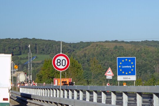 Grenzschild Luxemburg auf Autobahn A64