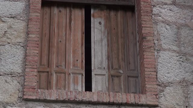 Cercs abandoned Count F&iacute;gols Olano mansion windows