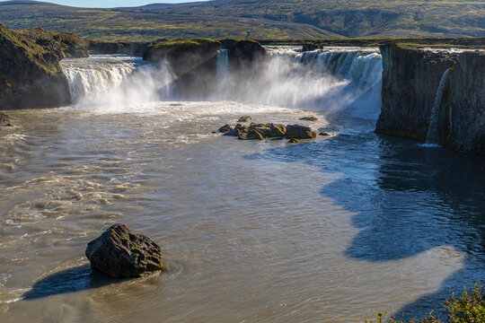 Incroyable cascade en arc de cercle de Go&eth;afoss, dans le nord de l'Islande