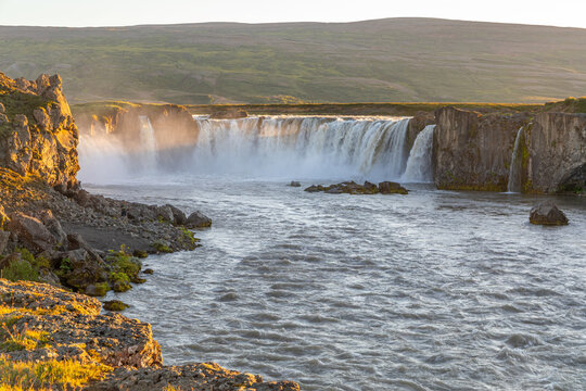 Incroyable cascade en arc de cercle de Go&eth;afoss, dans le nord de l'Islande, &agrave; la golden hour