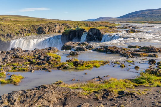 Incroyable cascade en arc de cercle de Go&eth;afoss, dans le nord de l'Islande