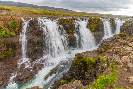 Cascades en enfilade de Kolufossar, au niveau du canyon de Koluglj&uacute;fur, dans le nord ouest de l'Islande