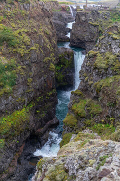 Cascades en enfilade de Kolufossar, au niveau du canyon de Koluglj&uacute;fur, dans le nord ouest de l'Islande