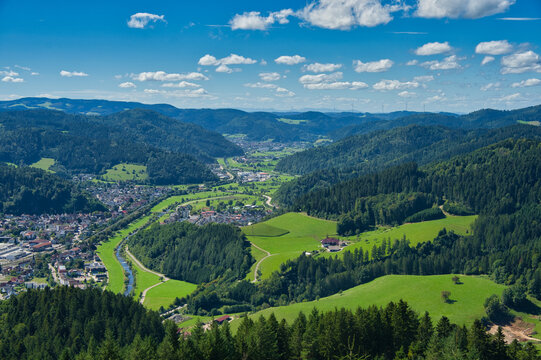 Blick vom Spitzfelsen auf das Kinzigtal im Schwarzwald