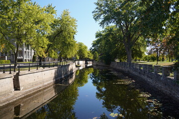 Fototapeta premium Journée ensoleillée du début d'automne le long du canal de Lachine