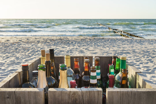 Leere Glasflaschen am Ostseestrand