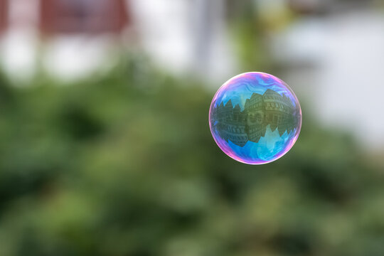 Spiegelung Marktplatz Herrenberg in einer Seifenblase