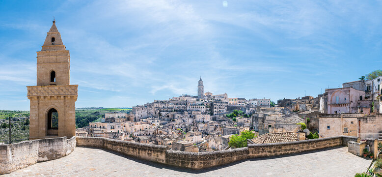 Vue panoramique des Sassi de Matera et du clocher rdu Duomo depuis la terrasse Rione S. Biagio, Italie