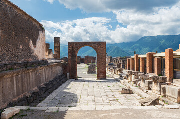 Arche d'Auguste du Forum de Pomp&eacute;i sans personne, sous un ciel bleu nuageux