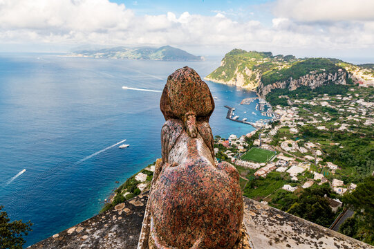 Sphinx de la villa San Michele surplombant la baie de Capri, Italie