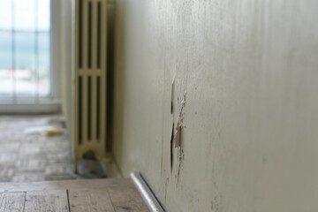 Urbex, bâtiment désaffecté - peinture écaillée et radiateur