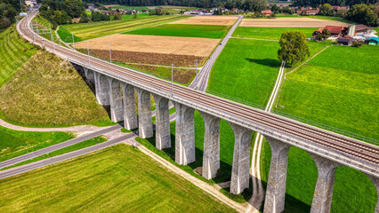 Eisenbahnviadukt in Gümmenen, Kanton Bern, Schweiz, Luftaufnahme. September 2025