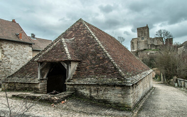 Vue de la halle et la maison-forte du village médiéval de Brancion, Saône-et-Loire, France