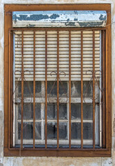 Fenêtre grillagée dans maison abandonnée à Bragança, Trás Os Montes, Portugal