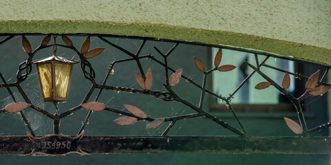 Détail de porte d'entrée décorée de motifs végétaux et lanterne à Breisach am Rhein, Bade-Wurtemberg, Allemagne