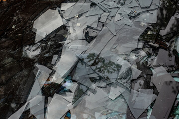 Zerbrochene Flachglasscheiben im Wertstoffcontainer