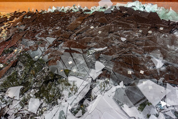 Zerbrochene Flachglasscheiben im Wertstoffcontainer