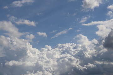 Obraz premium Cloudscape: A panoramic view captures a vibrant sky adorned with fluffy white cumulus clouds, creating a serene atmosphere perfect for contemplation and tranquility.