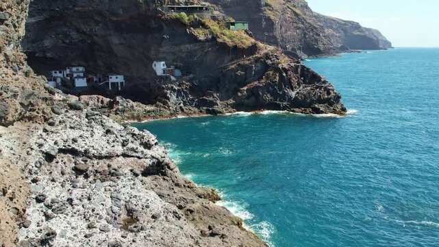 Flug entlang der Steilk&uuml;ste von La Palma vorbei an der Piratenbucht