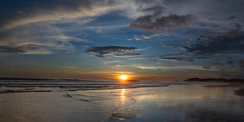 Una bella puesta de sol en una playa de Nicaragua
