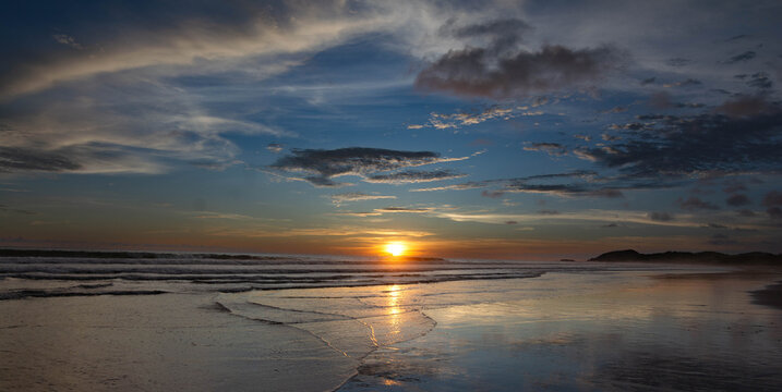 Una bella puesta de sol en una playa de Nicaragua
