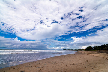 Una vista hacia el norte de la playa de Popoyo en Nicaragua