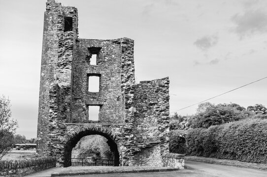 A castle with a large archway and a stone wall