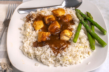 rice with  chicken bites and asparagus