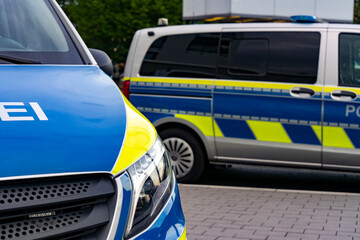 Zwei deutsche Polizeistreifenwagen