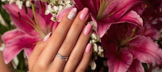 Fototapeta premium Elegant Pink Nail Art with Lilies