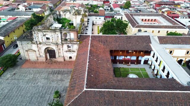 Tejado y construcci&oacute;n colonial