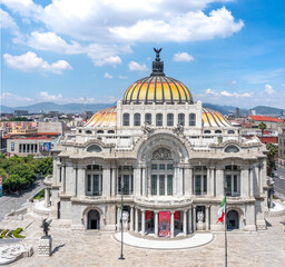 Obraz premium The building is a large, ornate structure with a gold dome. The sky is clear and blue, and there are no clouds in the sky. Palace of Fine Arts, Mexico City, Zocalo, Bellar Artes