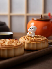 Go home to eat mooncakes during the Mid-Autumn Festival.