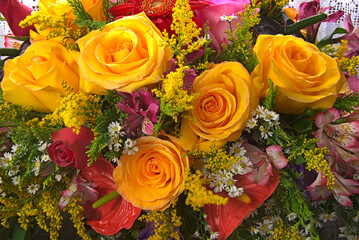 Flower arrangement with roses, lilies, and wildflowers. Brasília, July 2023