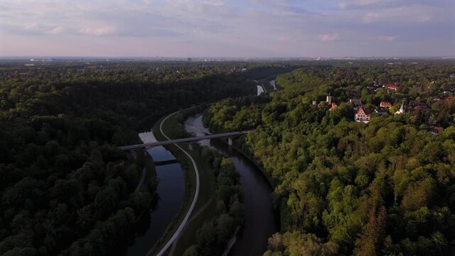 Die Burg Gruenwald thront auf einem Huegel uber der Isar und dem Kanal suedlich von Muenchen. Zu sehen ist die historische Bogenbruecke Gruenwalder Isarbruecke im sommerlichen Bayern, Deutschland. 