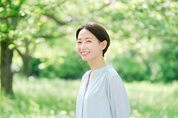 40代女性のポートレート　屋外