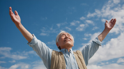 男性が青空の下で健康的に伸びをする