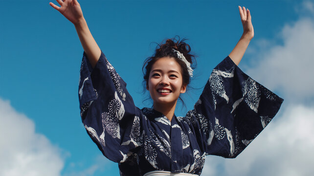 女性が法被姿で青空に向かって伸びをする