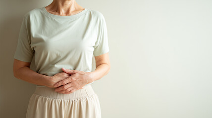 女性が腹部を両手でつまみ健康を意識